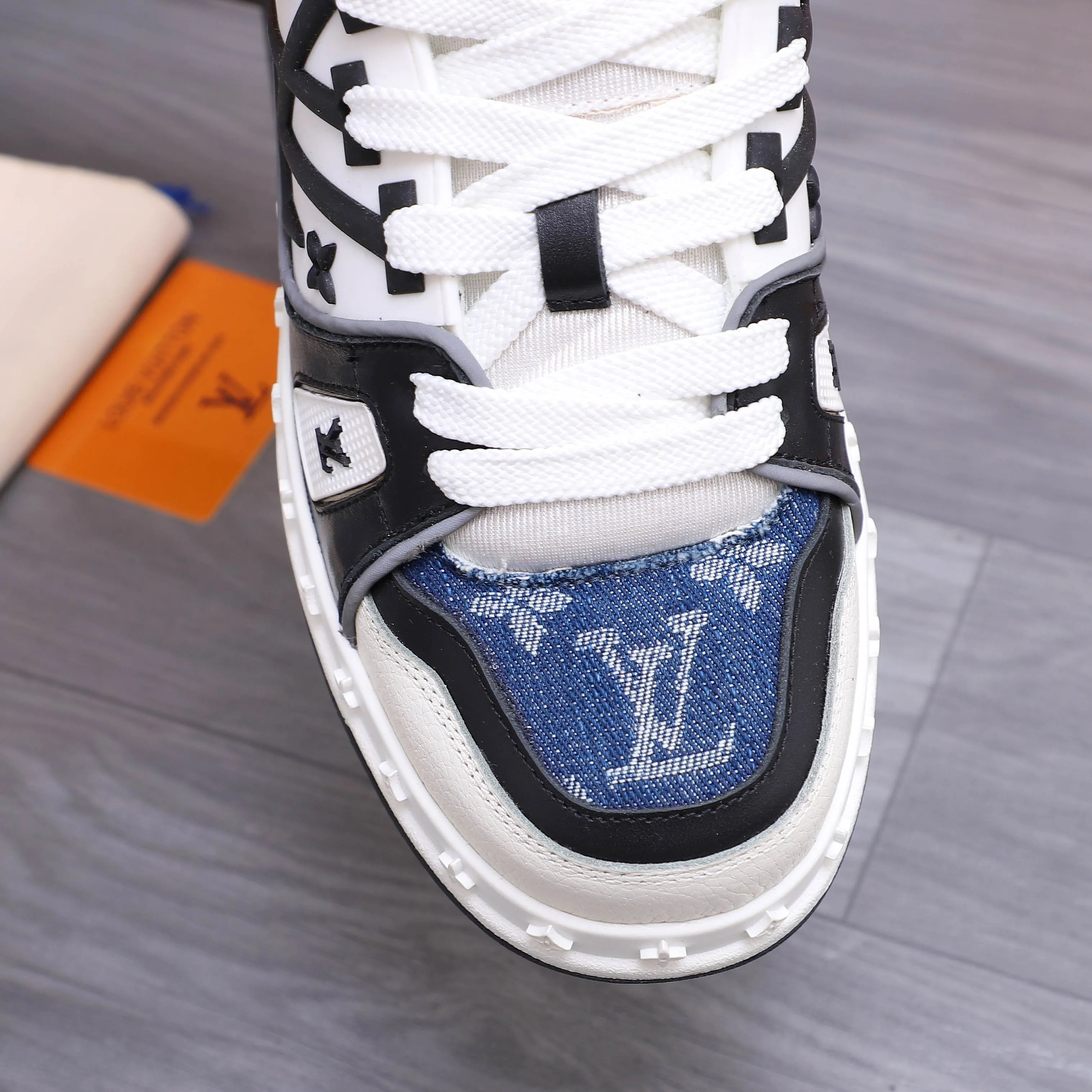 Men's shoes 💰p600 Product trademark: LV "Louis Vuitton" casual lace-up men's shoes Regular size: 38-44 Product material: Selected classic denim woven pattern splicing cowhide upper Breathable mesh lining Original rubber outsole